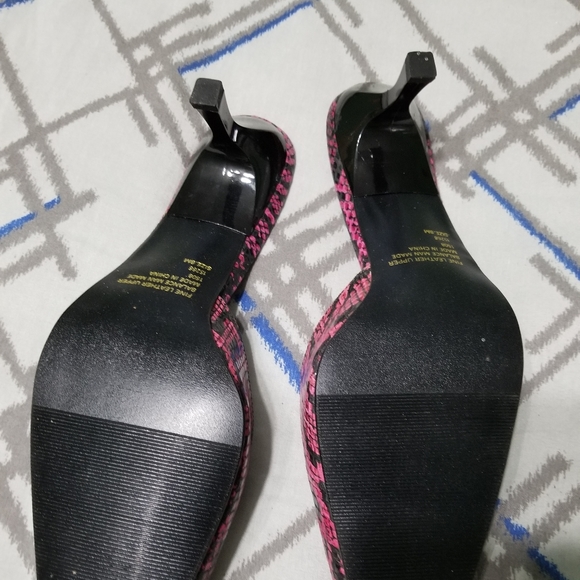 Newport News Easy Style Pumps - Picture 3 of 5